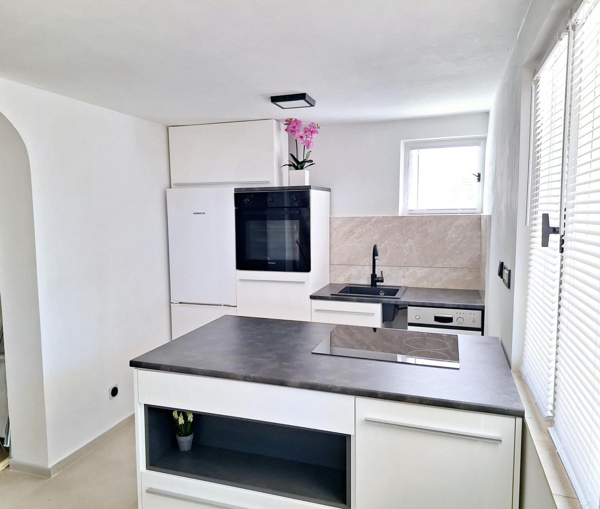 Apartman Ena By The Sea Prizba Exterior photo